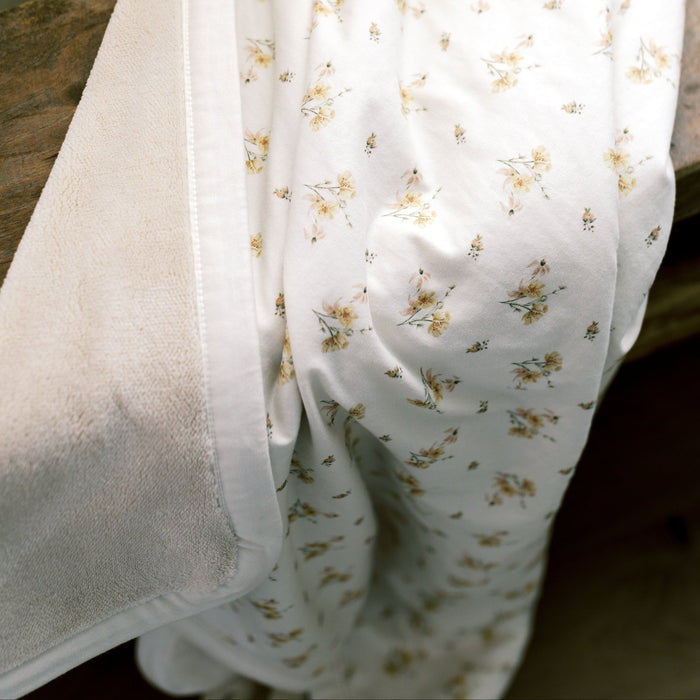 Oilo Dainty Floral Cuddle Blanket